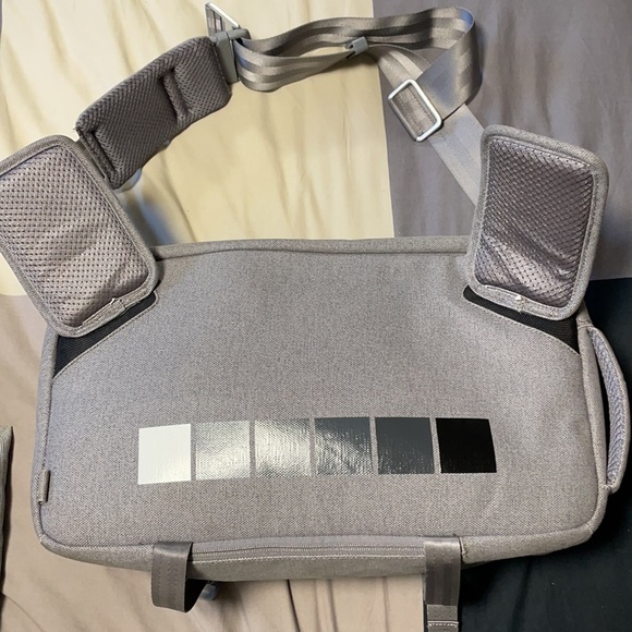 Incase Messenger/Camera Bag - Picture 2 of 5